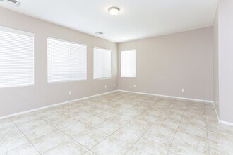 944 Lucky Bamboo Dr in Henderson, NV - Foto de edificio - Building Photo