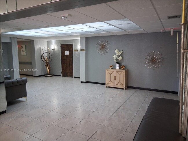 1400 St Charles Pl in Pembroke Pines, FL - Building Photo - Building Photo