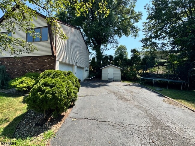 37 Hazelview Ave in Clifton, NJ - Foto de edificio - Building Photo