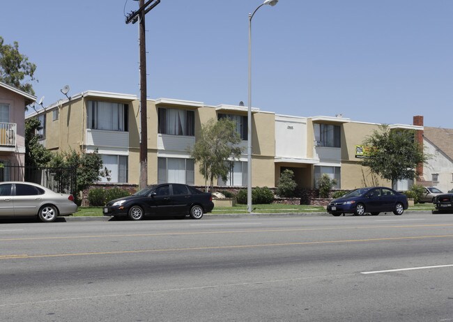 7445 Vineland Ave in Sun Valley, CA - Foto de edificio - Building Photo