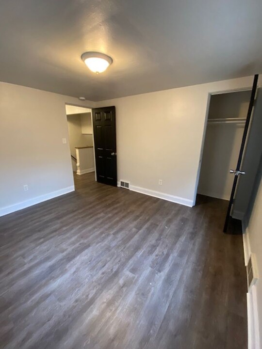 826 Killarney Dr in Pittsburgh, PA - Building Photo
