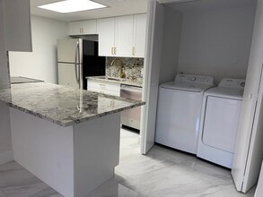 616 Executive Center Dr in West Palm Beach, FL - Foto de edificio - Building Photo