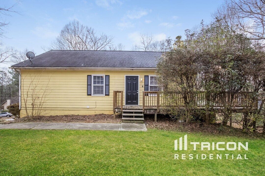 8458 Hightower Trail SW in Snellville, GA - Building Photo