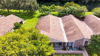 570 Woodgate Cir in Sunrise, FL - Building Photo - Building Photo