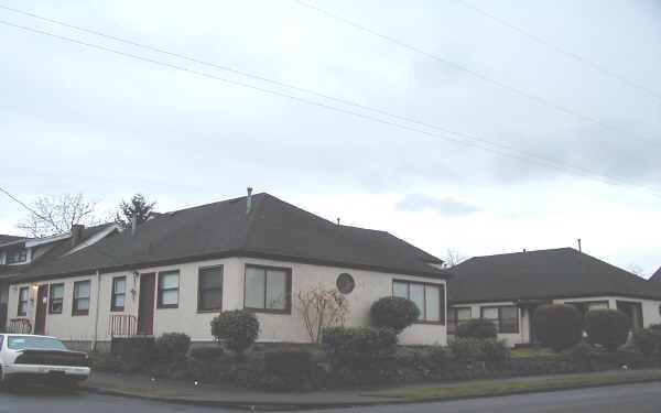 2438 NE Killingsworth St in Portland, OR - Foto de edificio
