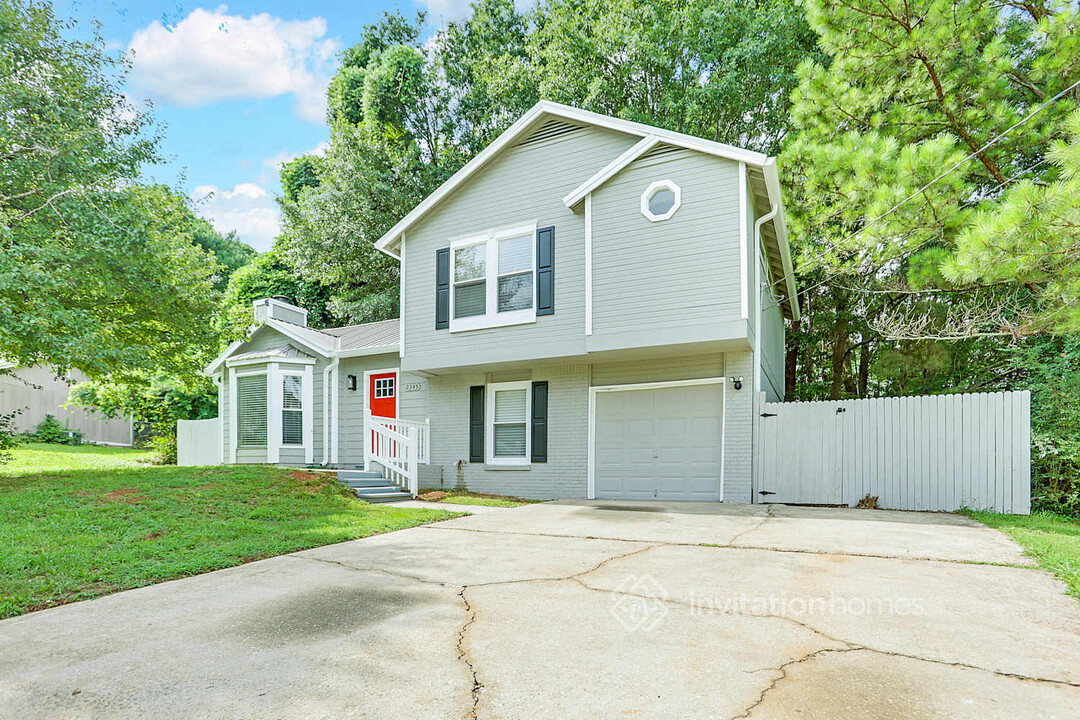 2345 Deep Shoals Cir in Decatur, GA - Building Photo