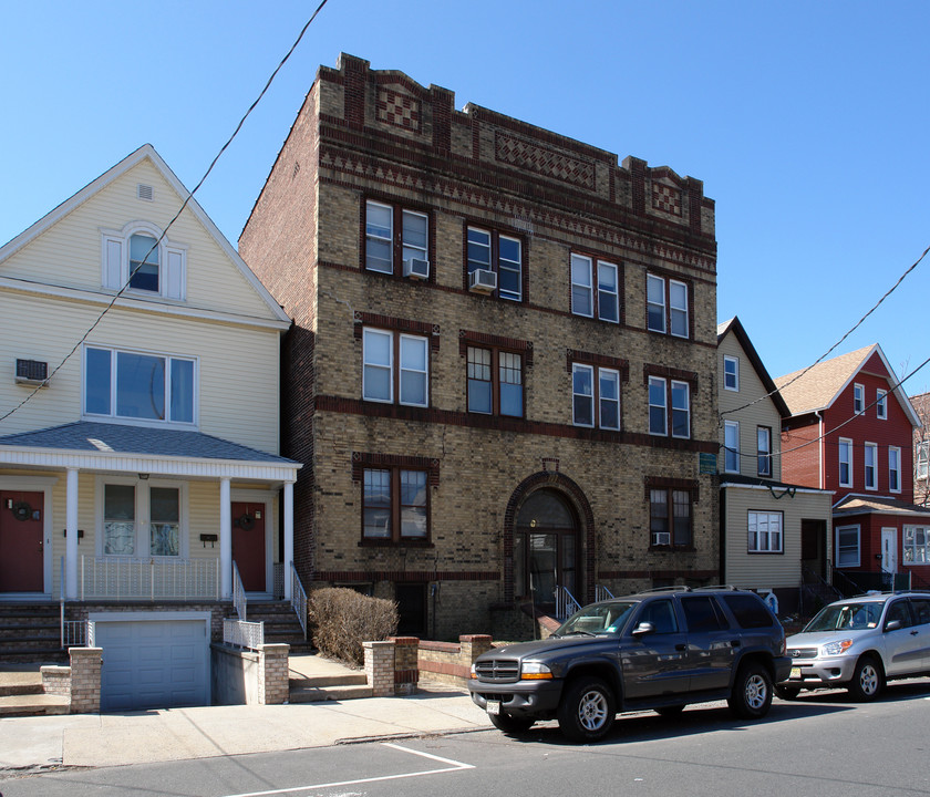 40-42 W 26th St in Bayonne, NJ - Building Photo