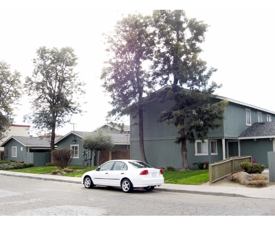 Silverado Townhomes in Hanford, CA - Building Photo - Building Photo