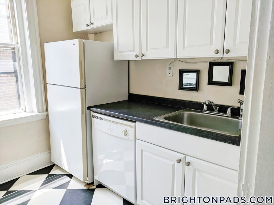 10 Lothian Rd in Boston, MA - Building Photo