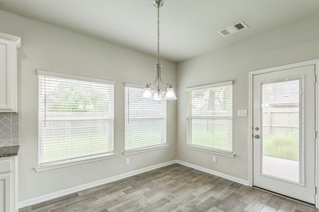 303 Woodhaven Dr in West Columbia, TX - Building Photo - Building Photo