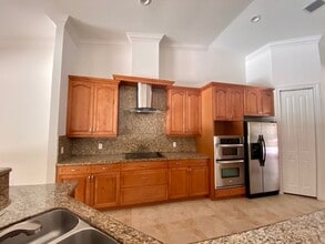 6845 SW 52nd St in Miami, FL - Foto de edificio - Building Photo
