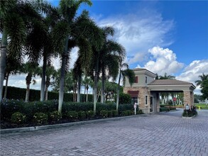 1135 Medan Ct N in Naples, FL - Foto de edificio - Building Photo