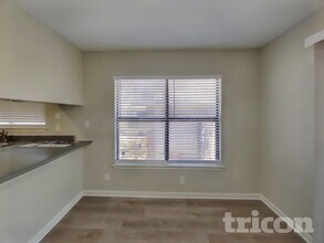 7927 Wayside Trail in San Antonio, TX - Foto de edificio - Building Photo