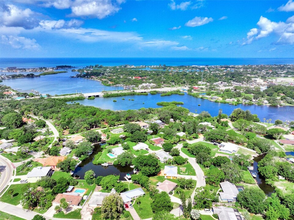 511 Dona Dr in Nokomis, FL - Foto de edificio