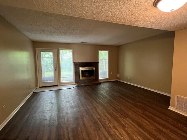 2043 E Oaks Dr in Fayetteville, AR - Building Photo - Building Photo