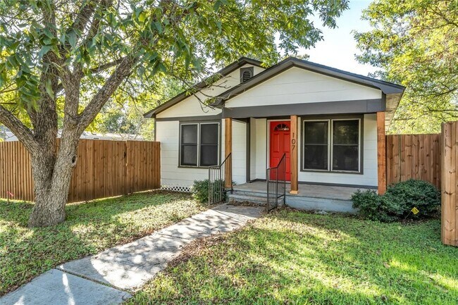 107 N Banks St in Caldwell, TX - Building Photo - Building Photo