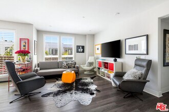 6030 S Seabluff Dr in Los Angeles, CA - Building Photo - Building Photo