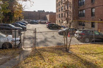 87-01 Midland Pky in Jamaica Est, NY - Foto de edificio - Building Photo