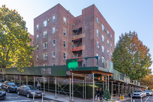 7610 34th Ave in Jackson Heights, NY - Foto de edificio - Building Photo