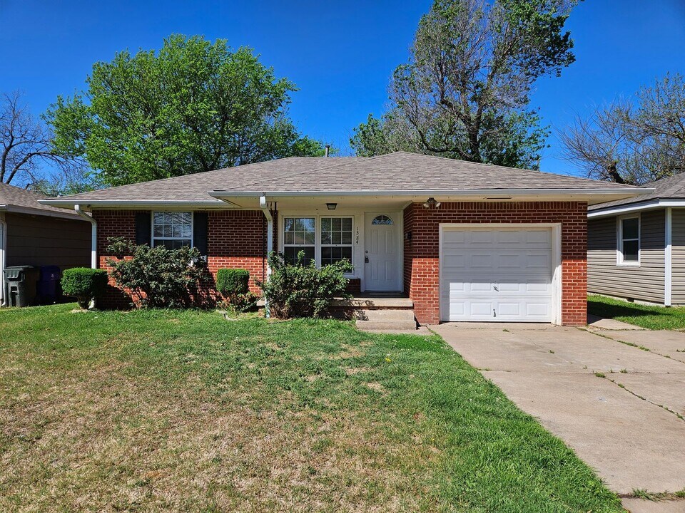 1324 Regent St in Norman, OK - Building Photo