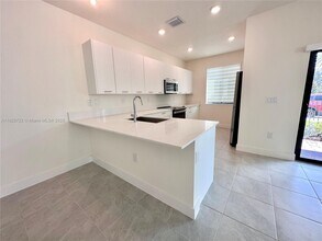 8317 NW 45th St in Doral, FL - Building Photo - Building Photo