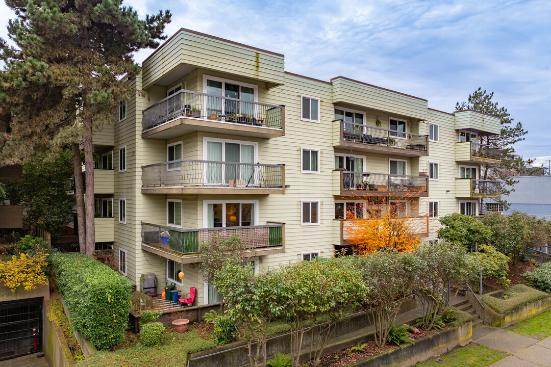 View Pointe in Vancouver, BC - Building Photo