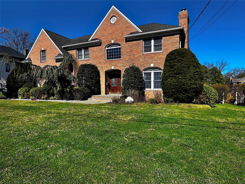 17 Arlington Rd in Scarsdale, NY - Foto de edificio