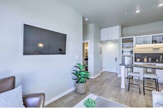 118-120-120 N LBJ Dr, Unit 202 in San Marcos, TX - Foto de edificio - Building Photo