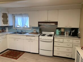 1175 Broadway, Unit 1175 Broadway #1 in South Portland, ME - Building Photo - Building Photo