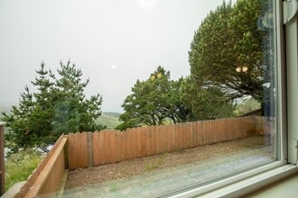 556 Heathcliff Dr in Pacifica, CA - Building Photo - Building Photo