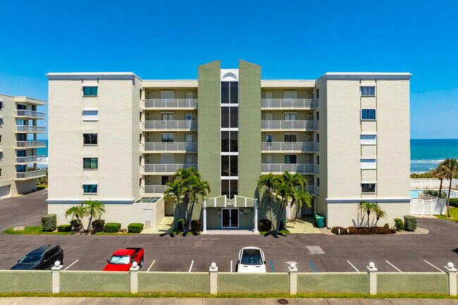 East Horizon Condominiums in Satellite Beach, FL - Foto de edificio - Building Photo