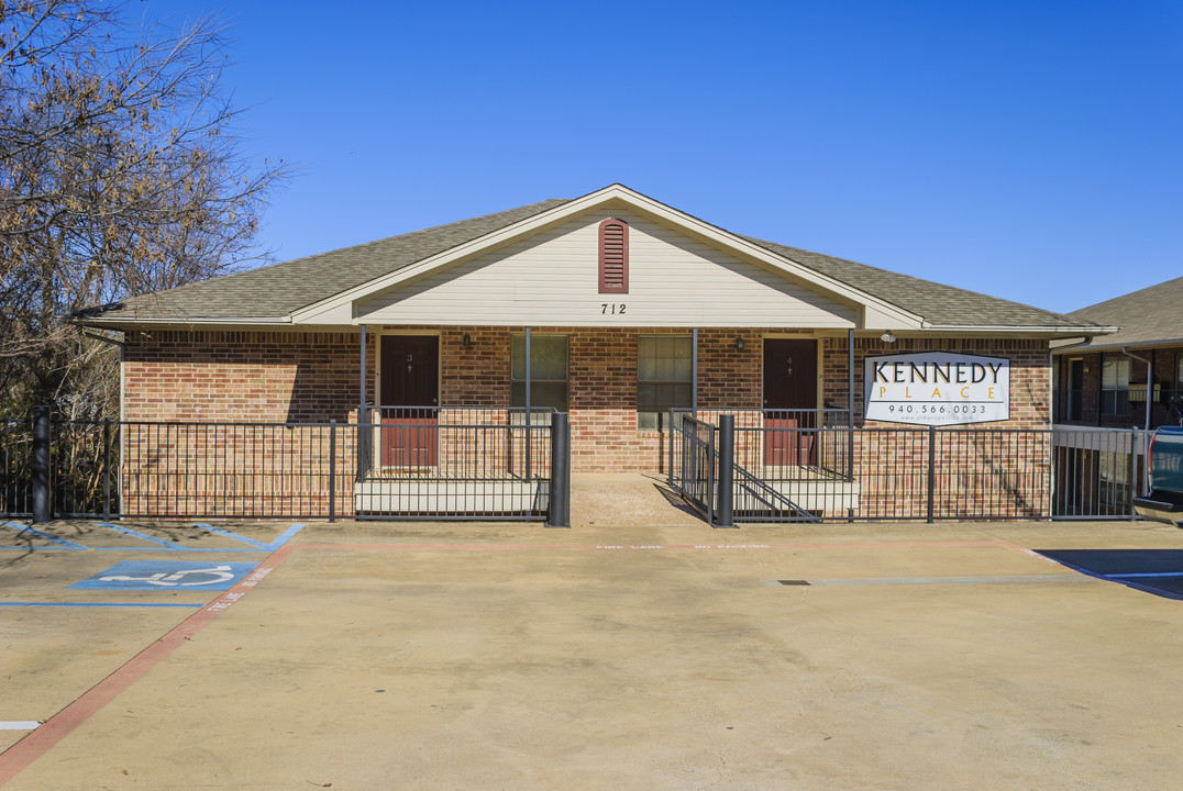 Kennedy Place in Denton, TX - Foto de edificio