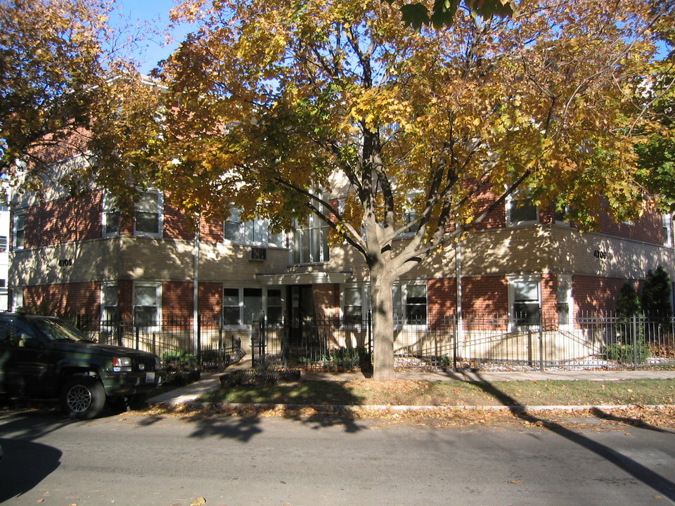 Virginia Gardens Condominium in Chicago, IL - Building Photo