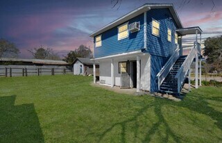 7919 Brays St in Houston, TX - Building Photo