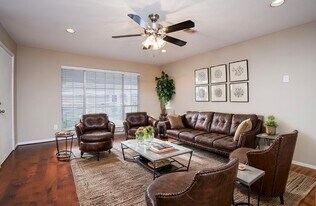 5343 Richmond Ave. in Houston, TX - Building Photo