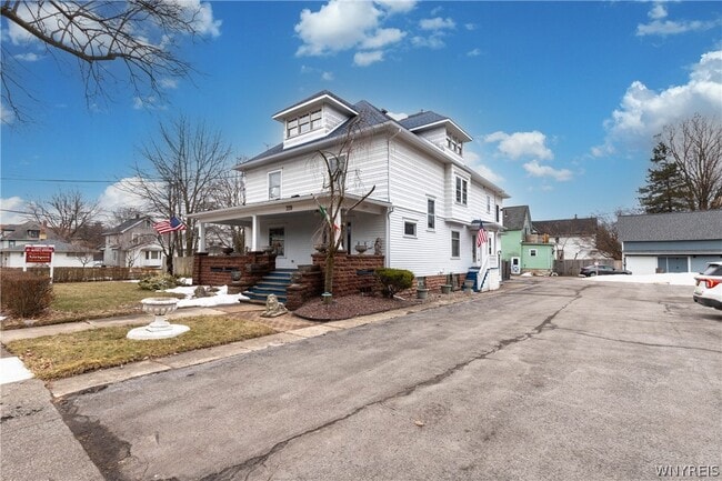 319 Wheatfield St in North Tonawanda, NY - Foto de edificio - Building Photo
