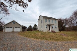 10637 Schantz Rd in Breinigsville, PA - Building Photo