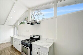 19706 Victory Blvd in Los Angeles, CA - Building Photo - Building Photo