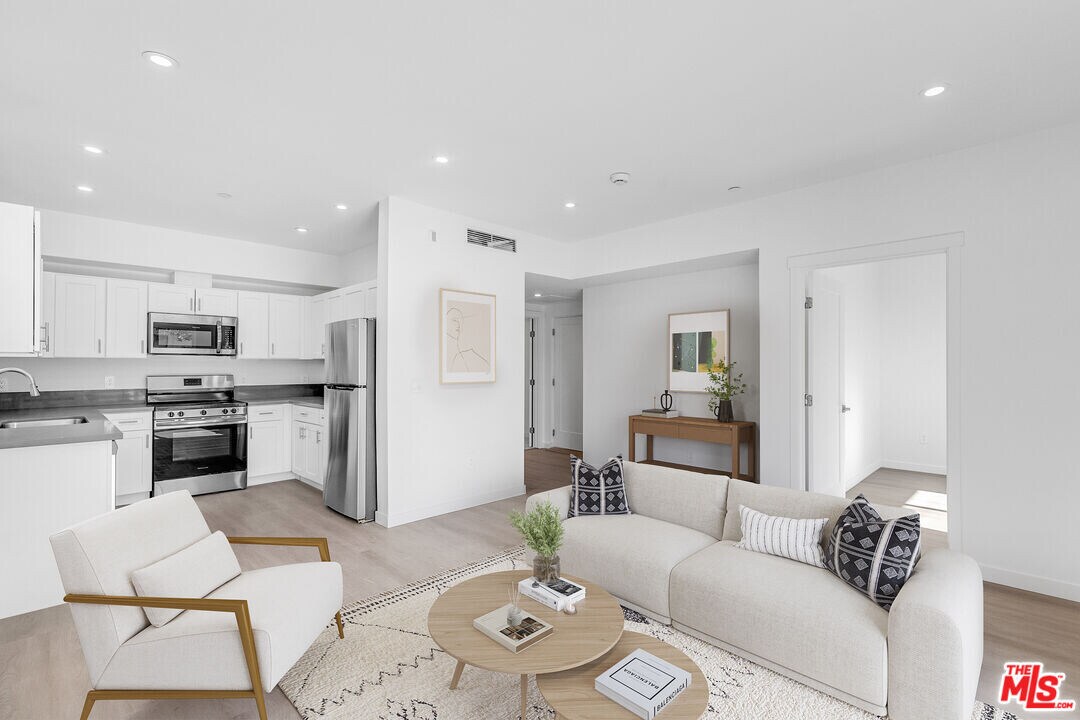 1227 N Berendo St in Los Angeles, CA - Building Photo