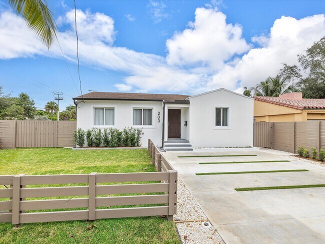 203 NE 107th St in Miami, FL - Building Photo - Building Photo