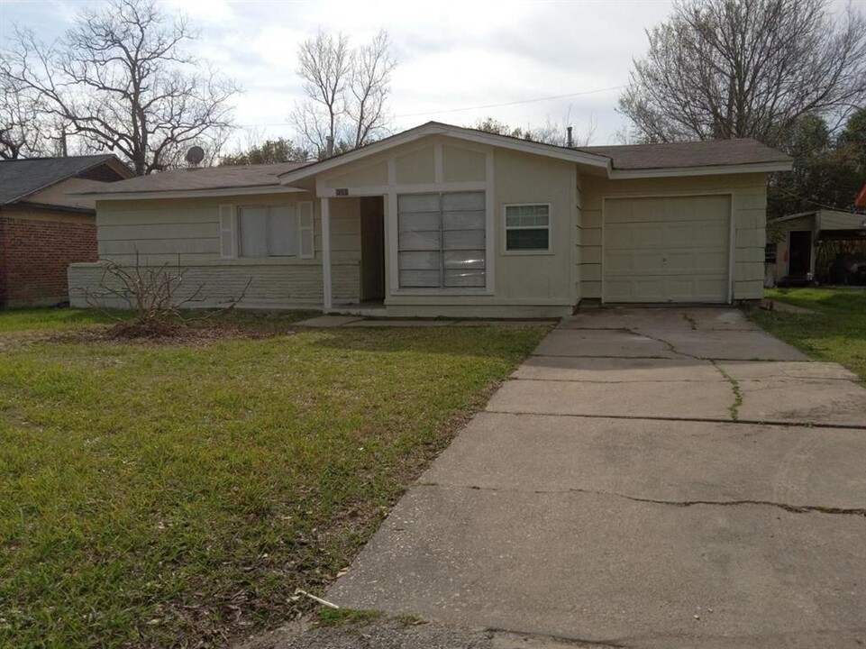 9306 St Lo Rd in Houston, TX - Building Photo