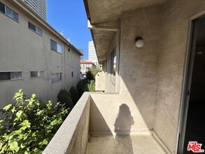 1261 Granville Ave in Los Angeles, CA - Building Photo - Building Photo