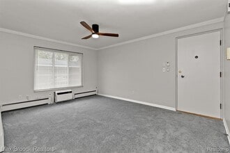 15249 E 9 Mile Rd in Eastpointe, MI - Building Photo - Building Photo