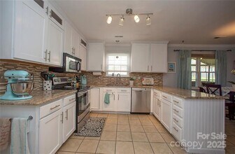 8425 Hirsch Dr in Charlotte, NC - Building Photo - Building Photo