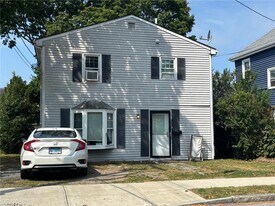 39 Annandale Rd in Newport, RI - Building Photo