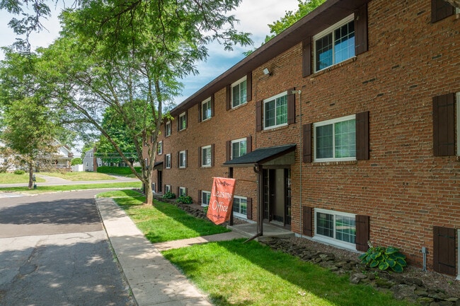 Residences at Covered Bridge in Liverpool, NY - Building Photo - Building Photo