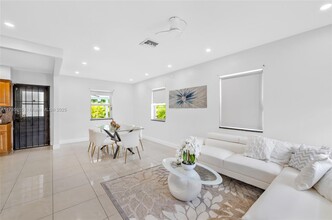 16234 NE 9th Pl in North Miami Beach, FL - Building Photo - Building Photo