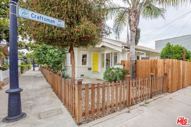 732 N Toledo Walk in Long Beach, CA - Building Photo - Building Photo