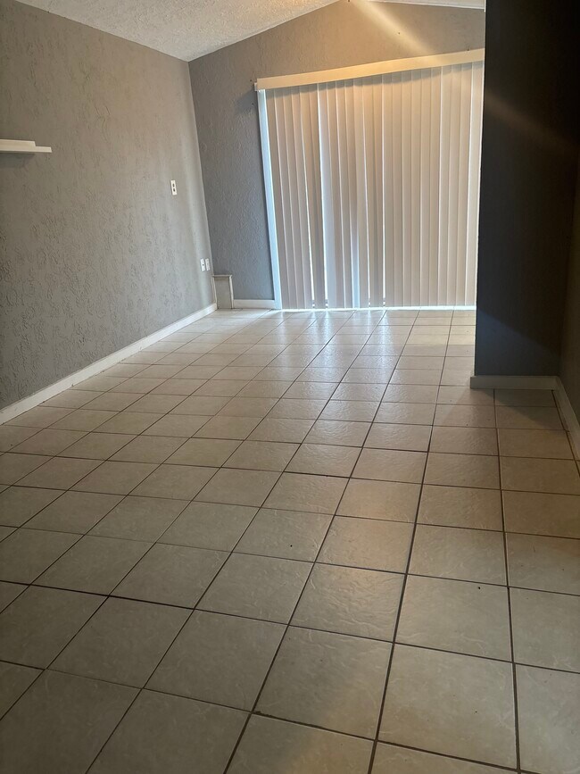 1032 NW Nye St, Unit Lower Unit in Newport, OR - Foto de edificio - Building Photo