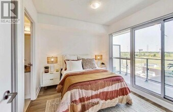 2220 Lake Shore Blvd W in Toronto, ON - Building Photo - Building Photo